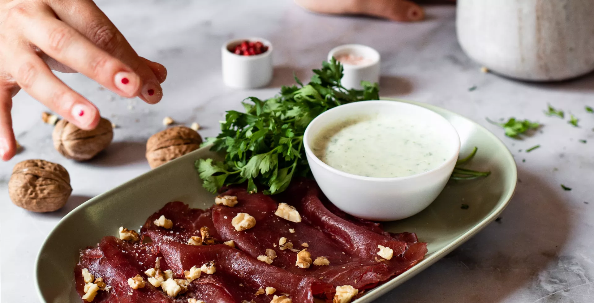 Carpaccio con crema di Gorgonzola e noci 