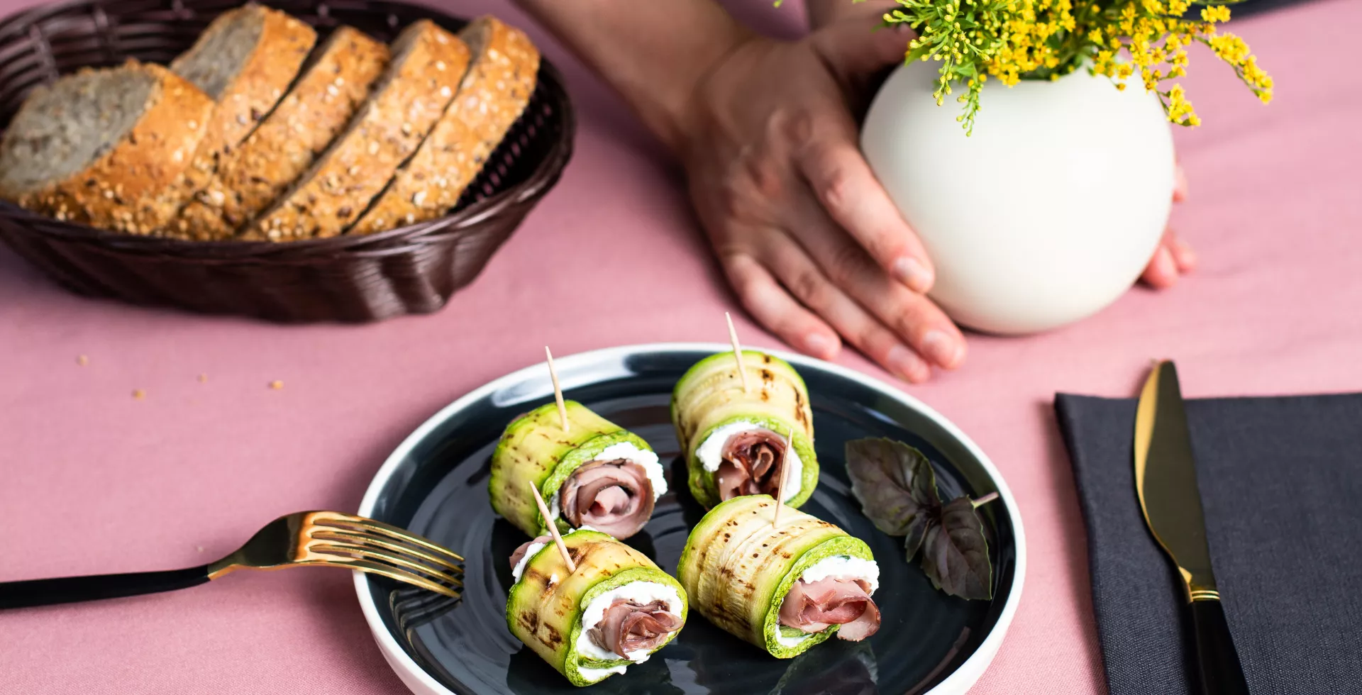 Involtini di roast-beef zucchine e mousse di ricotta al basilico