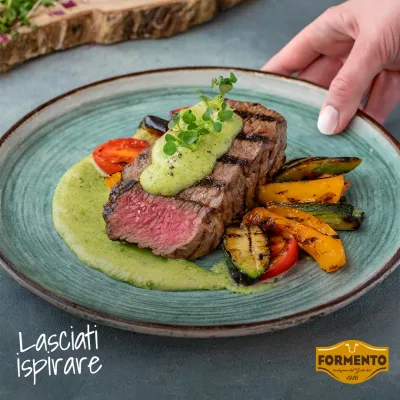 Lasciati Ispirare - Tagliata di scottona con salsa al pepe verde e verdure grigliate