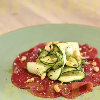 Carpaccio con zucchine marinate e pinoli tostati