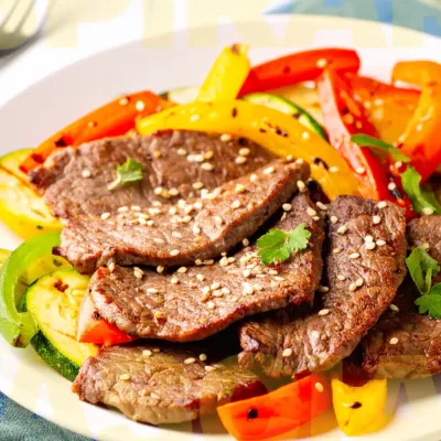 Fettine al sesamo con verdure croccanti