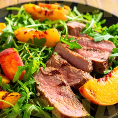 Tagliata con insalata di pesche e rucola