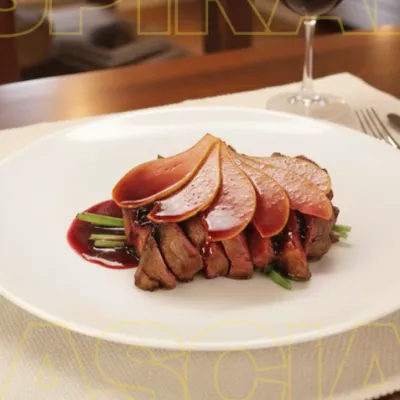 Costata con pera madernassa e riduzione al vino rosso