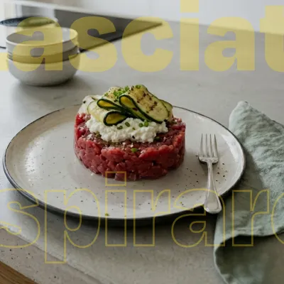 Battuta con zucchina trombetta grigliata e robiola fresca