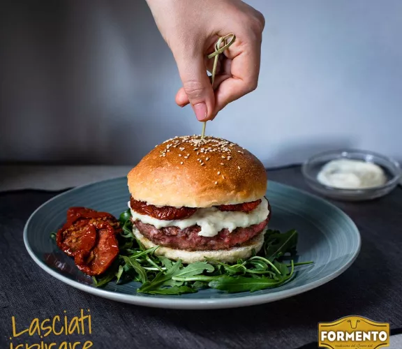 Hamburger di Scottona con crema di pecorino romano, pomodori secchi e rucola