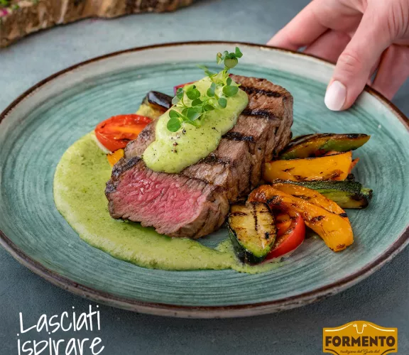 Lasciati Ispirare - Tagliata di scottona con salsa al pepe verde e verdure grigliate