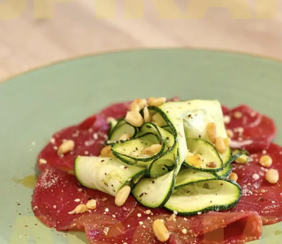 Carpaccio con zucchine marinate e pinoli tostati