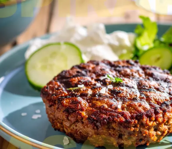 Hamburger di Bovino Adulto con insalata di cetrioli e yogurt greco