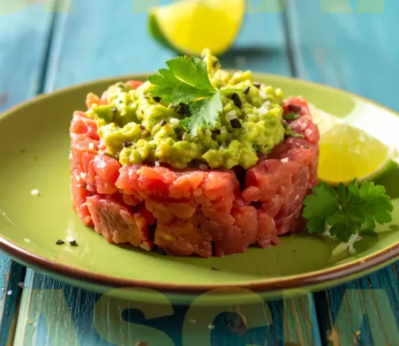 Battuta con crema di avocado e lime