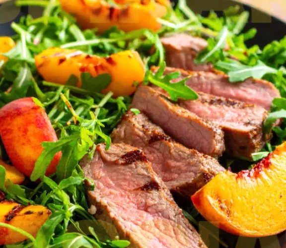 Tagliata con insalata di pesche e rucola