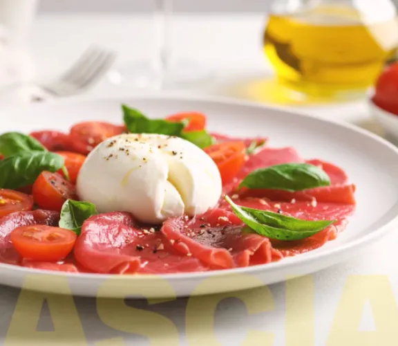 Carpaccio con pomodorini, burrata e basilico