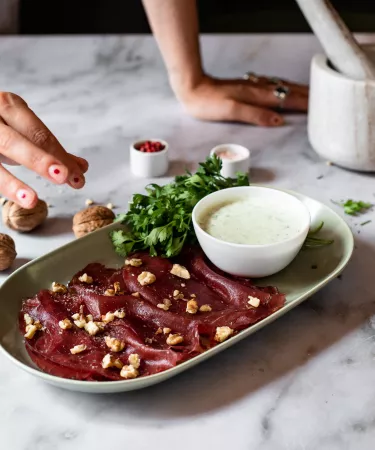 Carpaccio con crema di gorgonzola e noci