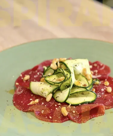 Carpaccio con zucchine marinate e pinoli tostati