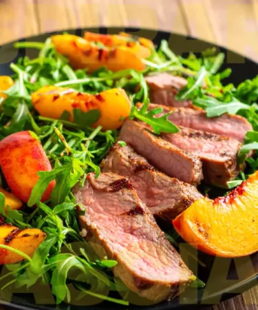Tagliata con insalata di pesche e rucola