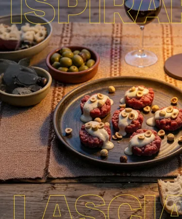 SFIZI DI BATTUTA CON CREMA DI TOPINAMBUR E NOCCIOLE TOSTATE