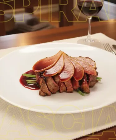 Costata con pera madernassa e riduzione al vino rosso